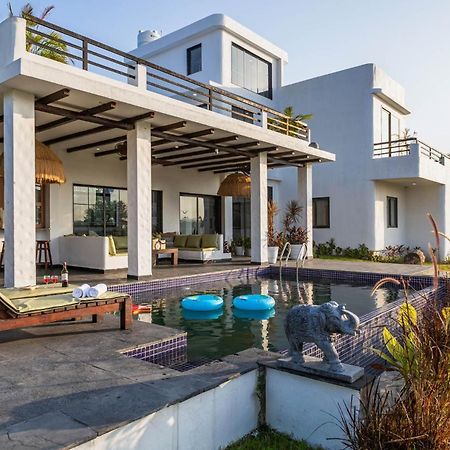 Stayvista At Lotus By The Lake With Pool, Bbq & Lawn Indore Exterior photo